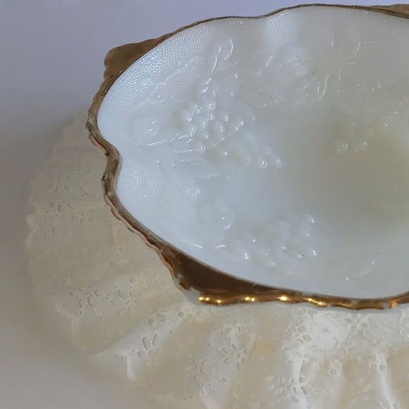 Vintage Anchor Hocking Milk Glass Bowl with Gold Trim Grape Pattern - Picture 5 of 8